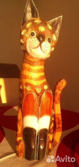 Сувенирная кошка из дерева