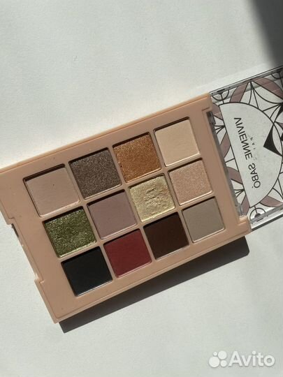 Палетки теней revolution, Vivienne Sabo