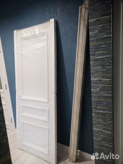 Дверь новая с наличниками и стойкой