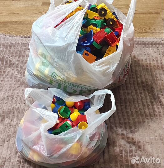 Конструктор очень много деталей и транспорта