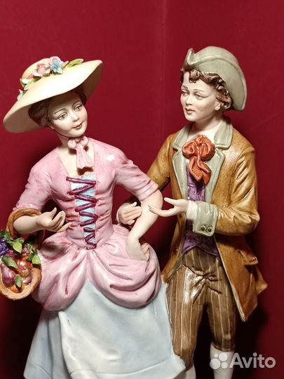 Фарфоровая статуэтка Каподимонте