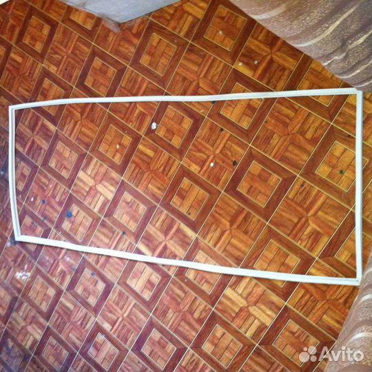 Уплотнитель на дверцу холодильника
