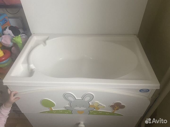 Детская кроватка с пеленальным комодом и ванночкой