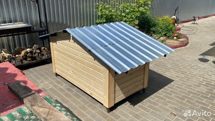 Домик для собаки на металлическом каркасе