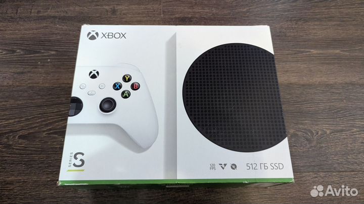Xbox Series S с геймпадом