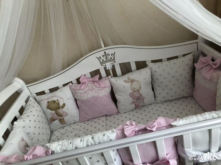 Детская кроватка с маятником