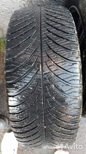 Goodyear Vector 4Seasons 215/45 R16