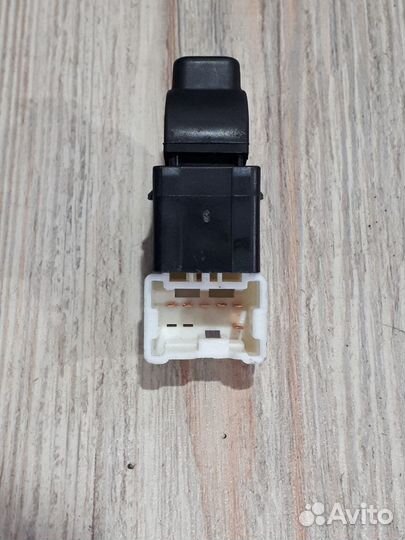 Кнопка стеклоподъемника Nissan NP300