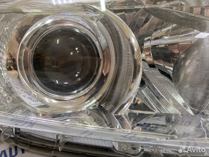 Передние Фары на Toyota Highlander 2012