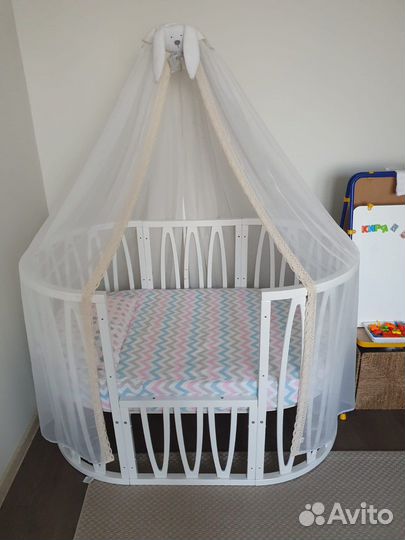 Детская кроватка с маятником