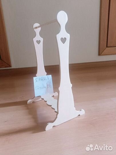 Вешалка для кукол