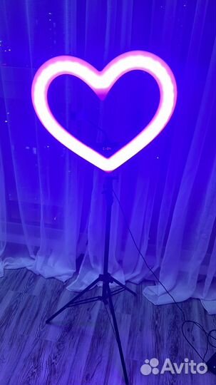 Лампа на штативе в виде сердца