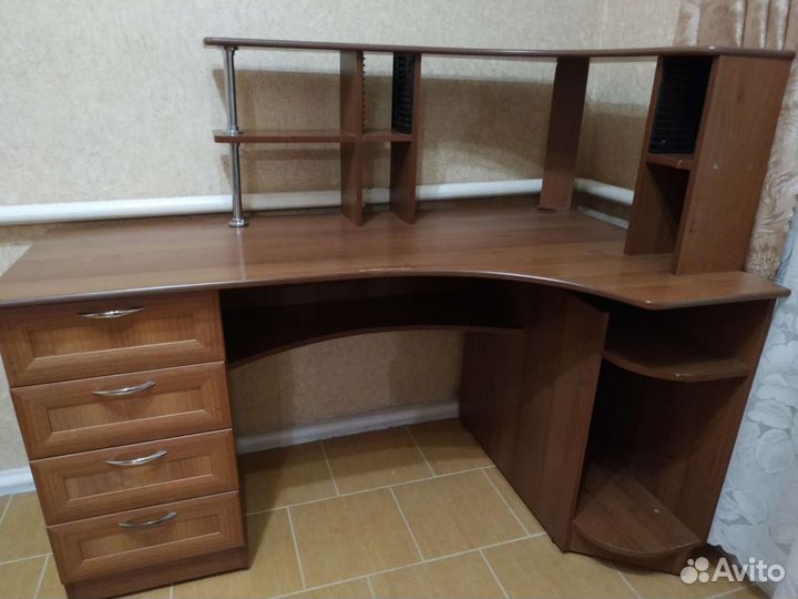 Компьютерный стол / ученический стол