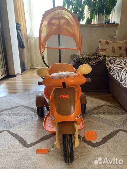 Трёхколёсный велосипед с родительской ручкой