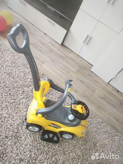 Машинка каталка с ручкой