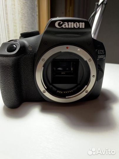 Зеркальный фотоаппарат Canon eos 2000d