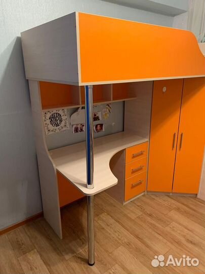 Кровать чердак со столом и шкафом