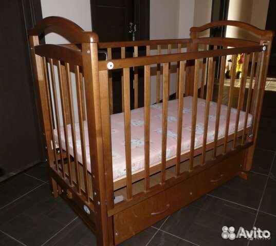 Детская кроватка с поперечным маятником, ящиком