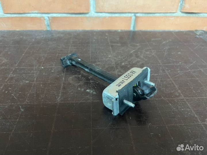 Ограничитель двери задний правый Land Rover