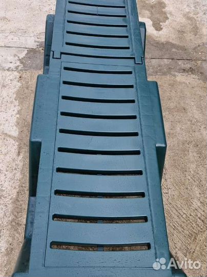 Шезлонг пластиковый пляжный