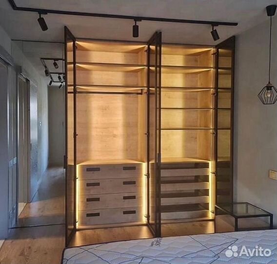 Шкаф со стеклянными дверями