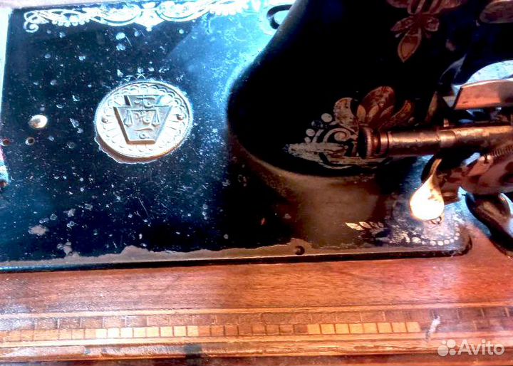 Антикварная ручная швейная машинка