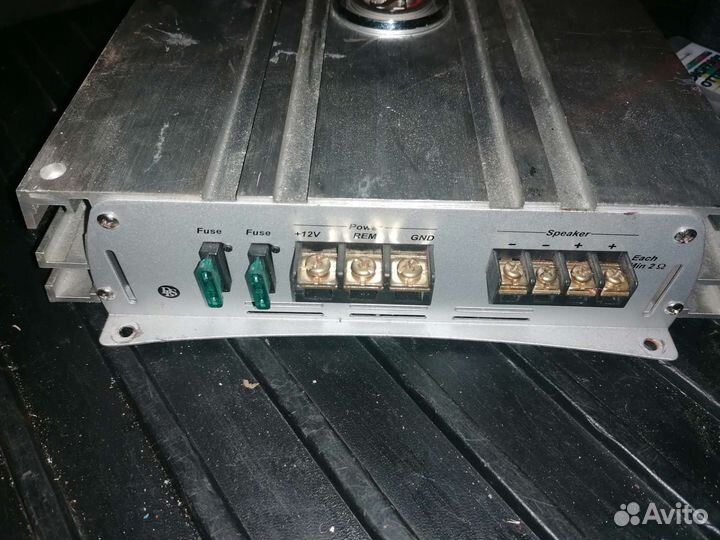 Сабвуфер с усилителем и проводами для подключения