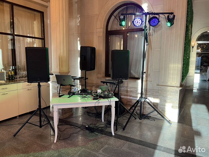 Диджей с оборудованием DJ