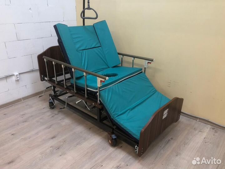 Медицинская кровать с переворотом и туалетом