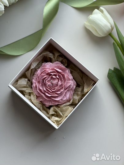 Свеча пион из пчелиного воска