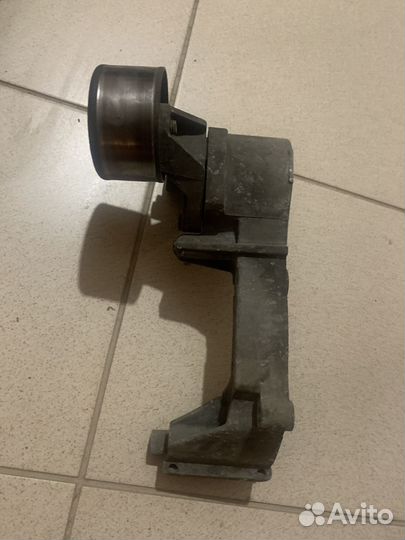 Натяжной ролик с механизмом ленд крузер 200