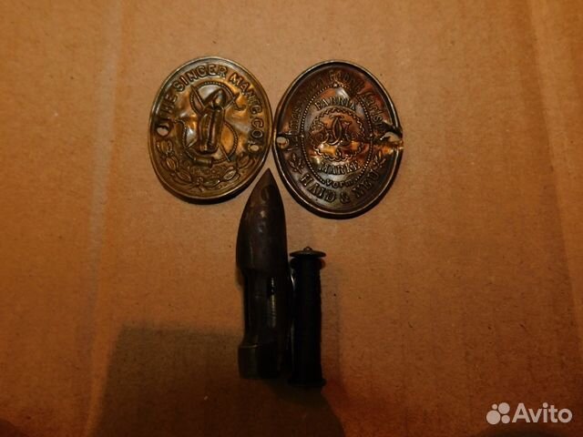 2 латунные шильды от старинных швей машин Зингер и