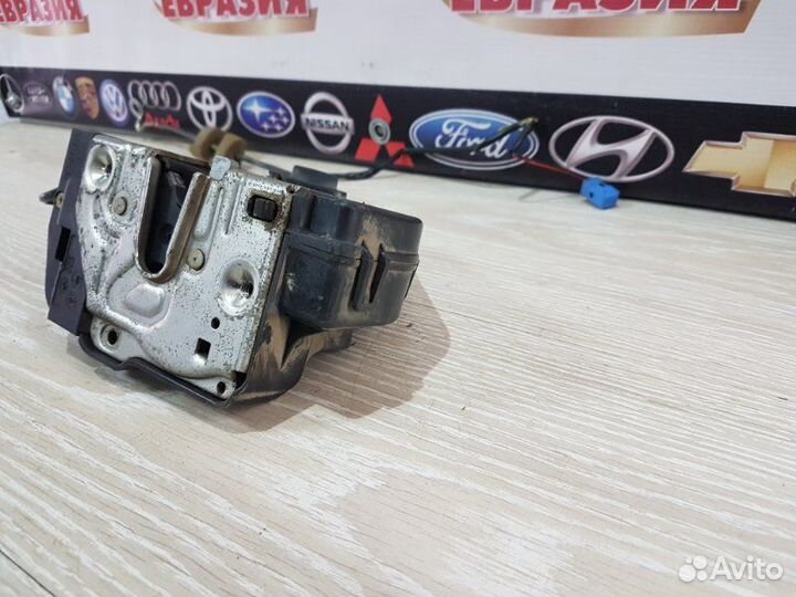 Замок двери задний правый Mercedes-Benz C-Class