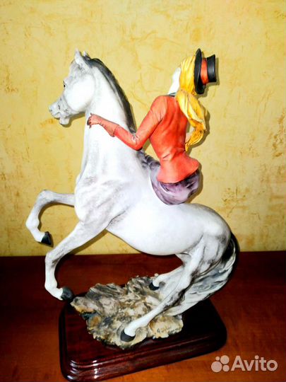 Статуэтка фарфор