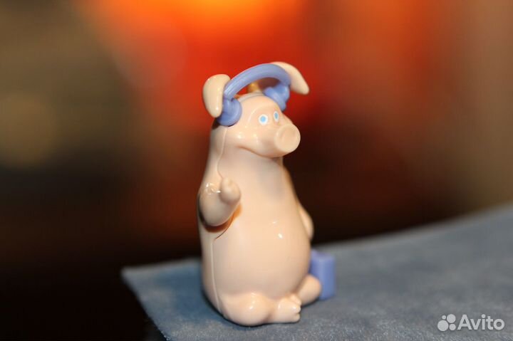 Киндер свинья с магнитофоном