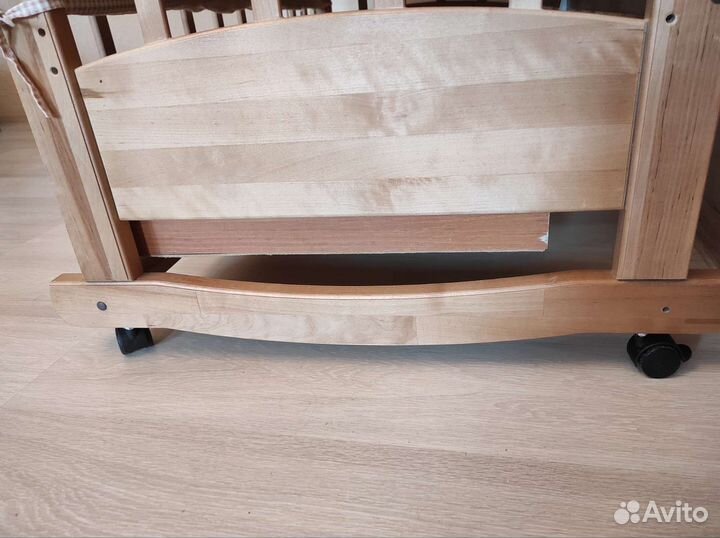 Детская кроватка с маятником и ящиком