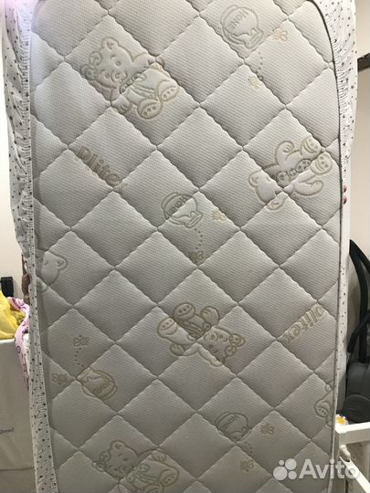 Детская кровать с маятником