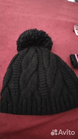 Пакетом Шапка и 3 пары перчаток