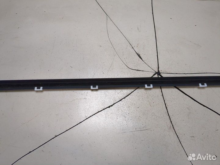 Молдинг стекла Hyundai Elantra, 2017