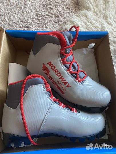 Лыжные ботинки новые 35