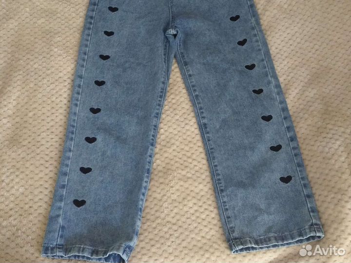 Джинсы с сердечками, широкие