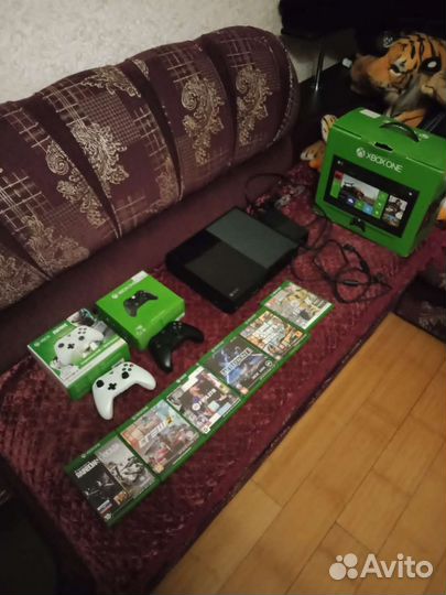 Xbox one + 2 геймпада+ 6 игр