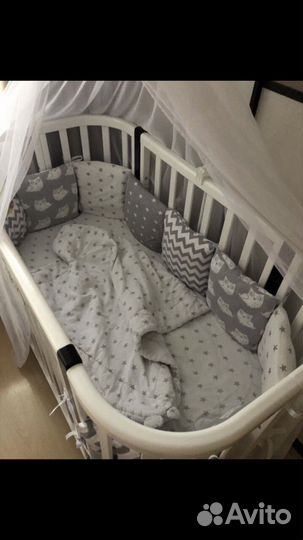 Детская кроватка с маятником белая