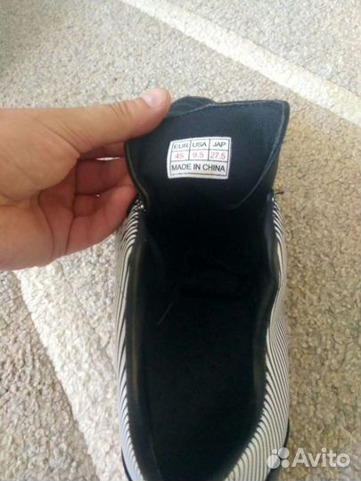 Футзалки (кроссовки)