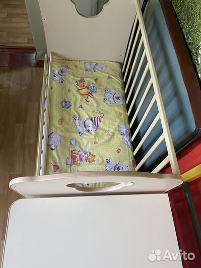 Детская кроватка с маятником