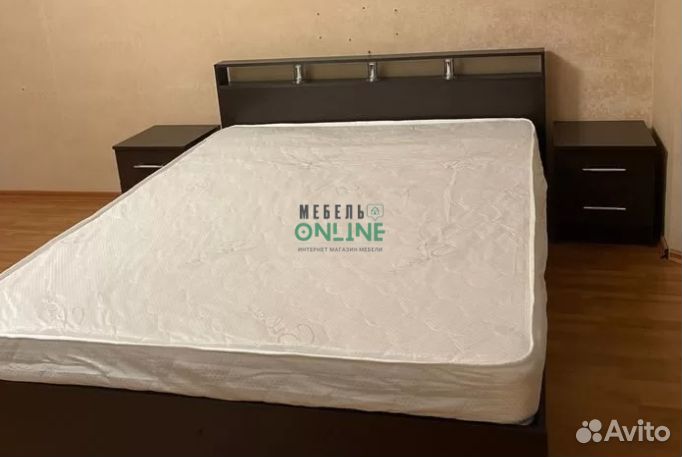 Кровать двуспальная с матрасом