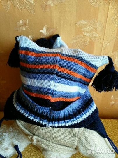 Шапка с тремя помпонами, как новая