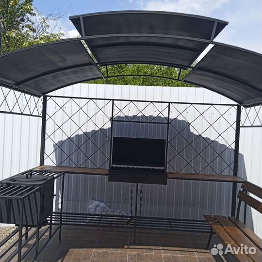 Мангальная зона под крышей