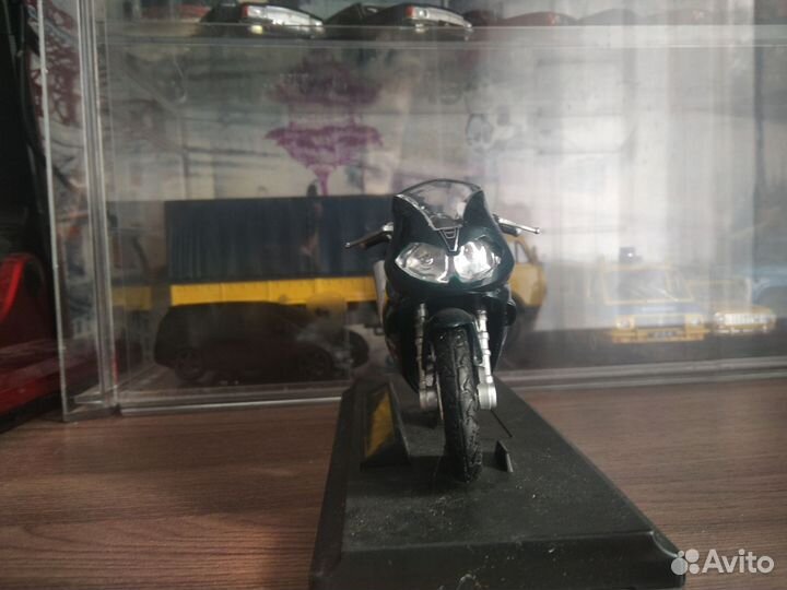 Модель мотоцикла Triumph Daytona 955i 1:18