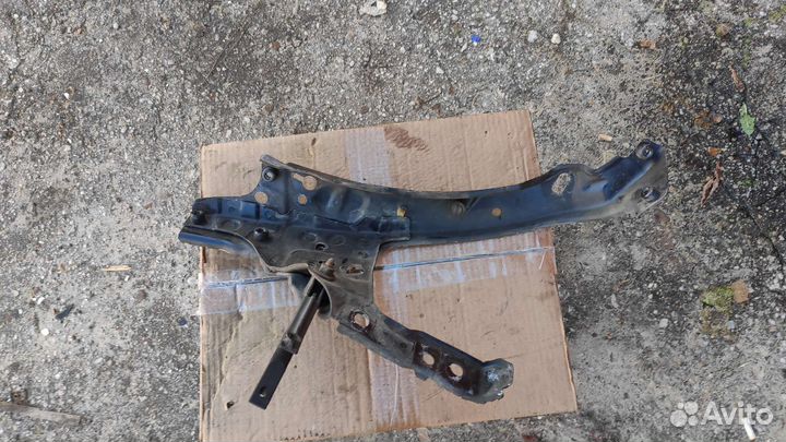 Кронштейн фары правой Opel Astra H